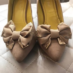 Tan heels with bow